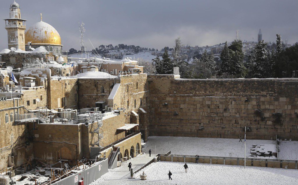 View of the distinctive golden Dome of the Rock, ( or the Temple mount) from the Jewish quarter in Jerusalem's Old on a snowy winter day. December 13, 2013. Photo by Nati Shohat/Flash90 *** Local Caption *** ùìâ çåøó éøåùìéí äø äáéú